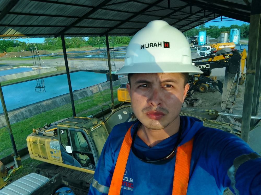Técnico de Harlin Electric con casco y arnés en una instalación industrial
